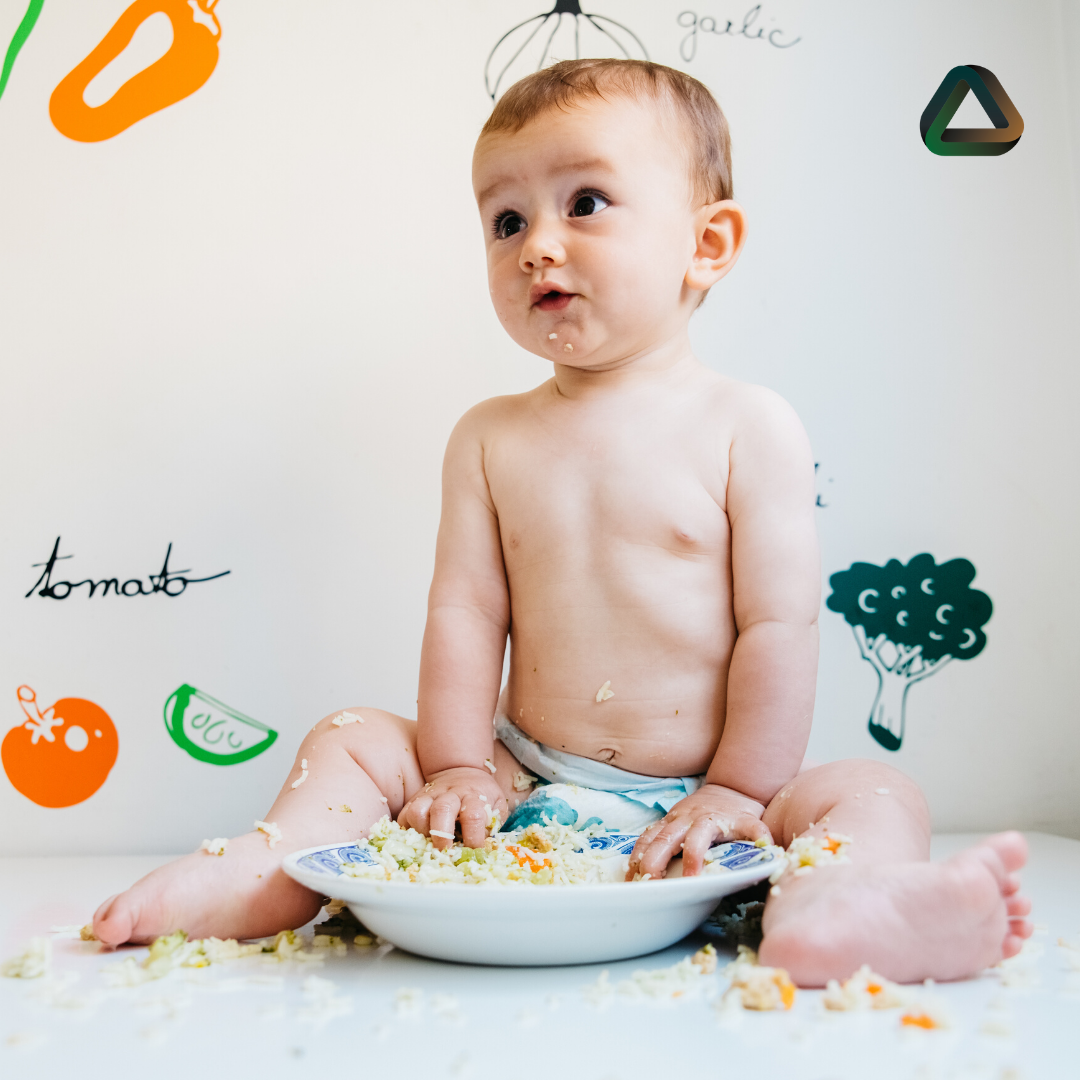 bebê comendo com as mãos