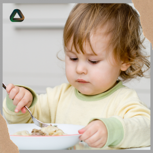 criança comendo representando o texto sobre obesidade alimentação complementar precoce